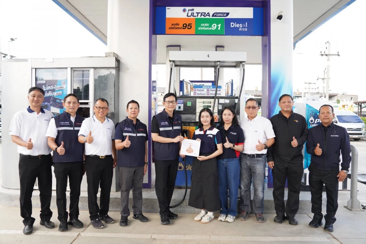 รมว.อรรถพล ตรวจคุณภาพน้ำมันในปั๊มหลังน้ำลด เยี่ยมผู้ประสบภัย