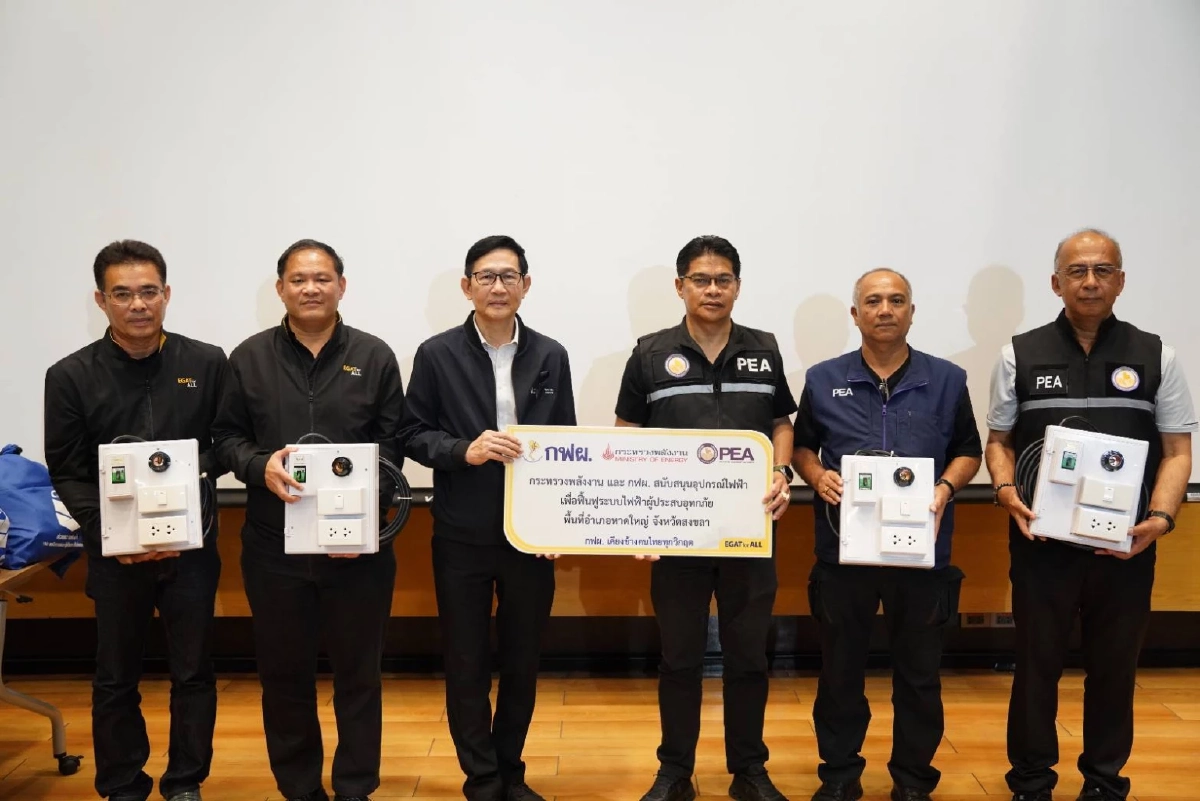 รมว.อรรถพล ตรวจคุณภาพน้ำมันในปั๊มหลังน้ำลด เยี่ยมผู้ประสบภัย