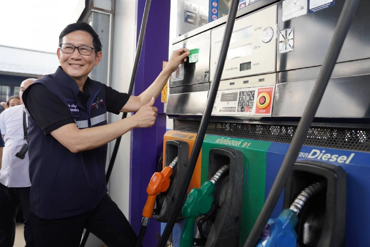 รมว.อรรถพล ตรวจคุณภาพน้ำมันในปั๊มหลังน้ำลด เยี่ยมผู้ประสบภัย