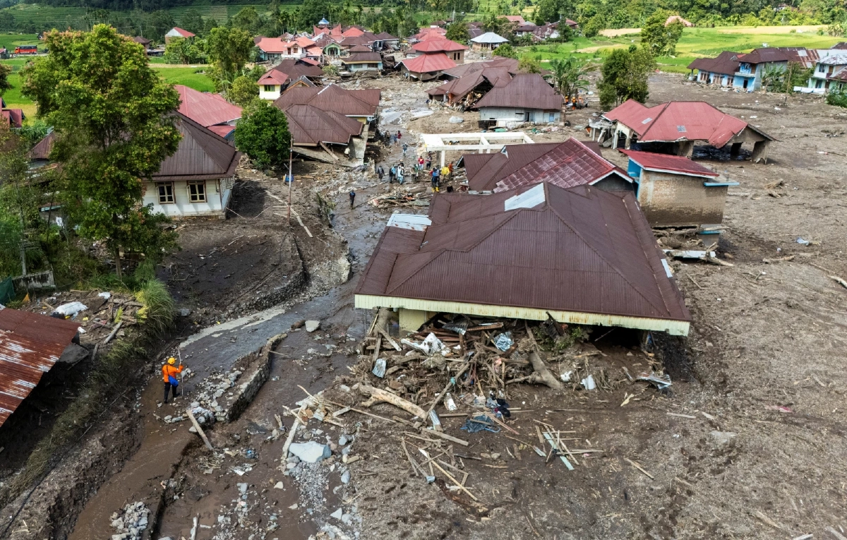 อินโดนีเซียน้ำท่วมหนัก คร่า 700 ชีวิต กดดันรัฐบาลประกาศภาวะฉุกเฉิน