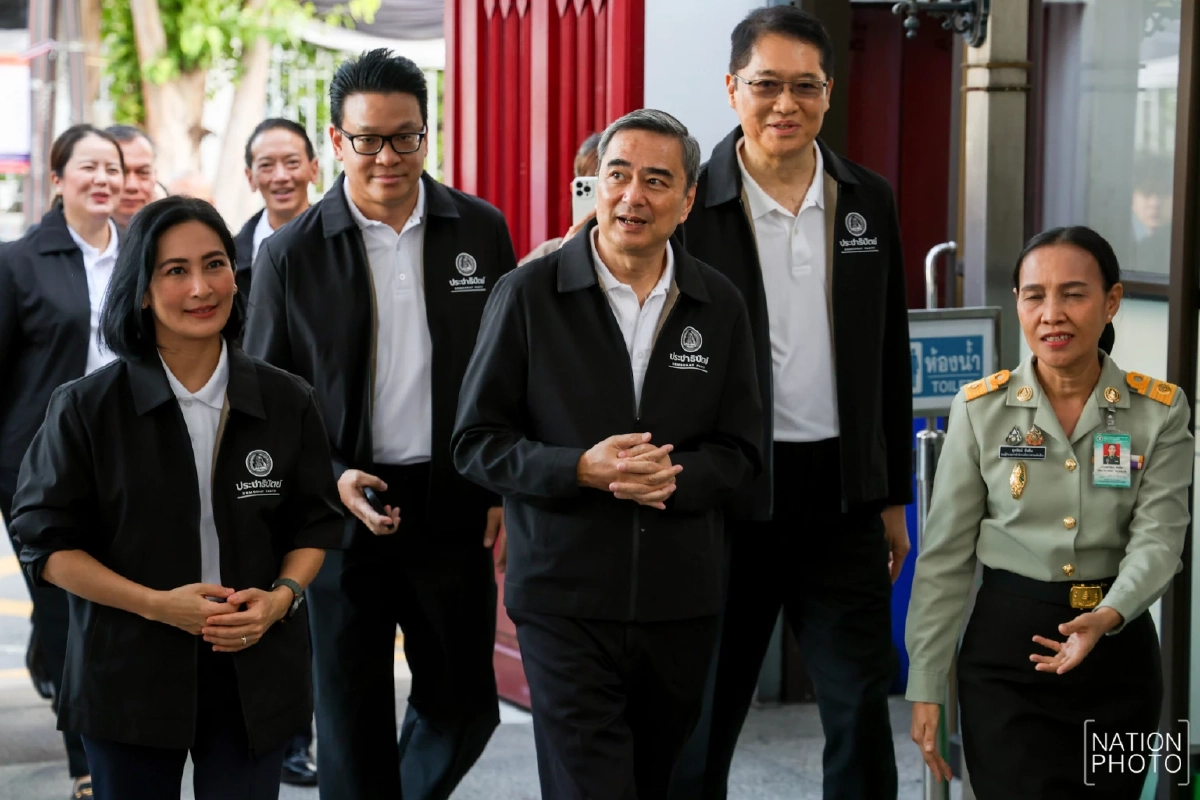 ”อภิสิทธิ์“ นำทัพสักการะศาลหลักเมือง ปลุกขวัญกำลังใจก่อนลงสมัคร สส.