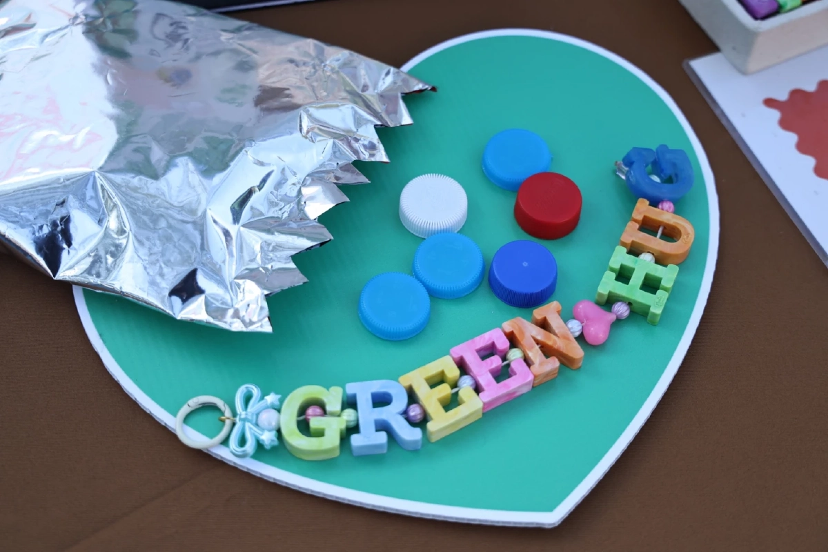 อายิโนะโมะโต๊ะ พลิกขยะซองเครื่องปรุง สู่โต๊ะเรียนและพลังงานเชื้อเพลิงในงาน GREEN HUG