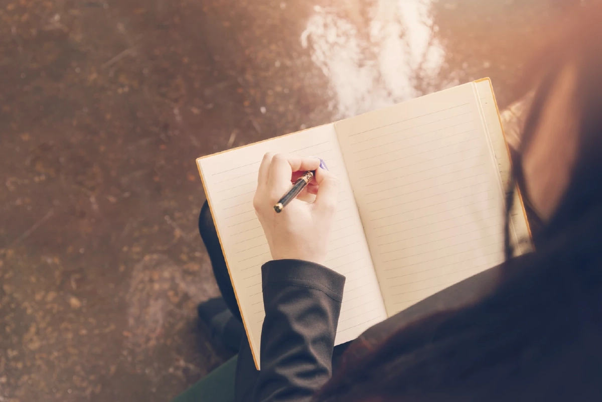 การเขียนสร้างสรรค์ ศิลปะที่ช่วยให้เราได้เยียวยาตัวเอง !