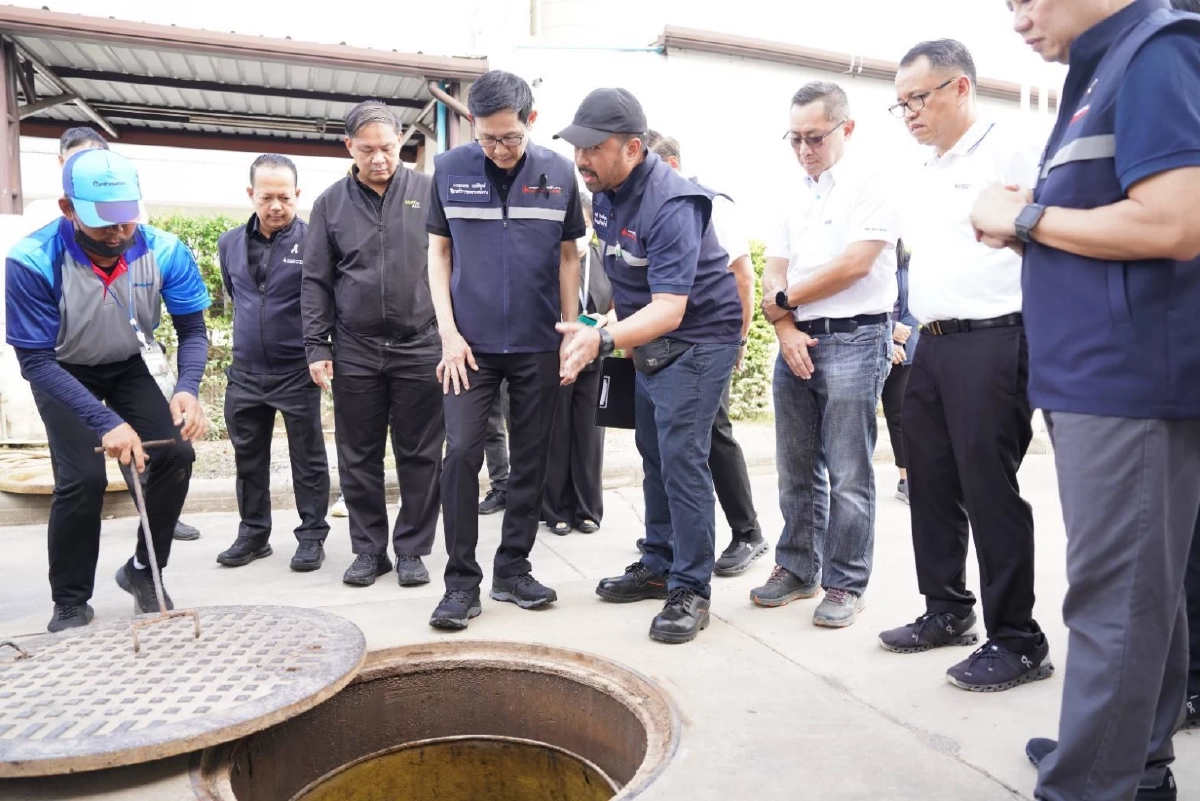 รมว.อรรถพล ตรวจคุณภาพน้ำมันในปั๊มหลังน้ำลด เยี่ยมผู้ประสบภัย