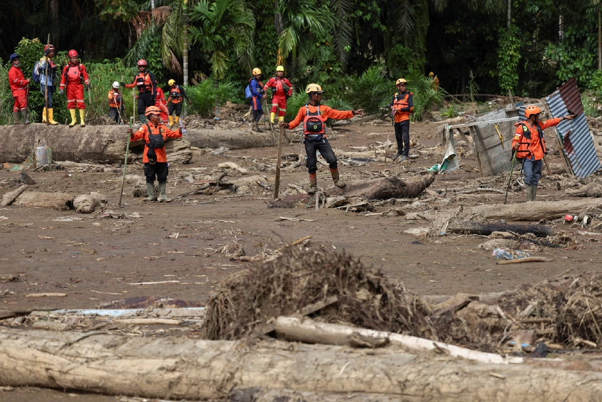 อินโดนีเซียน้ำท่วมหนัก คร่า 700 ชีวิต กดดันรัฐบาลประกาศภาวะฉุกเฉิน