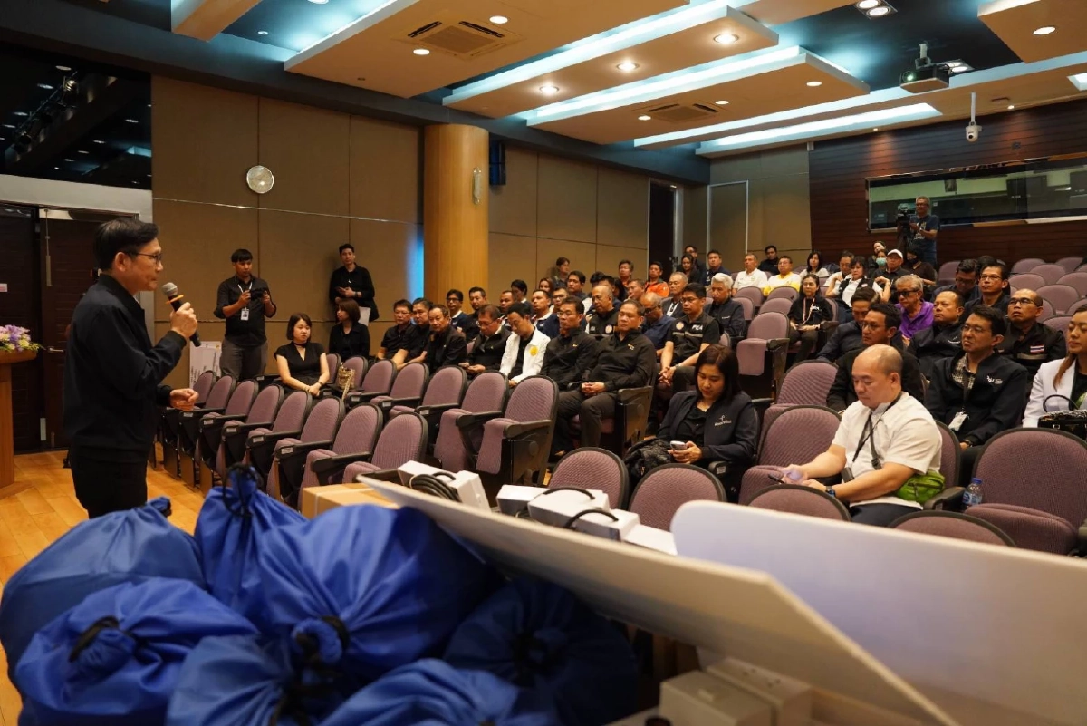 รมว.อรรถพล ตรวจคุณภาพน้ำมันในปั๊มหลังน้ำลด เยี่ยมผู้ประสบภัย