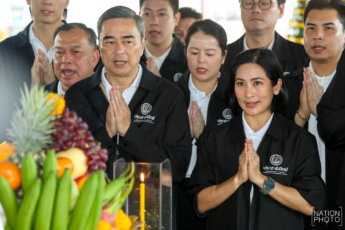 ”อภิสิทธิ์“ นำทัพสักการะศาลหลักเมือง ปลุกขวัญกำลังใจก่อนลงสมัคร สส.