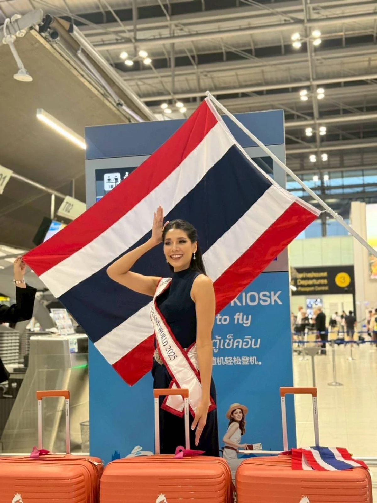 ฉายลุคความเป็นไทย! “แซมมี่ ชนิตา" บินลัดฟ้า ลุ้นคว้ามง 3 ในเวทีมิสเวิลด์