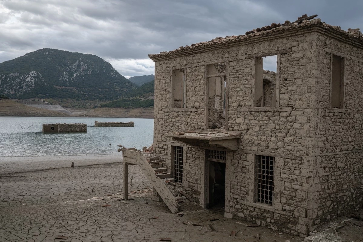 ภัยแล้งในอิตาลี ทำน้ำลด บ้านที่เคยจมก้นทะเลสาบโผล่ Cr.AFP