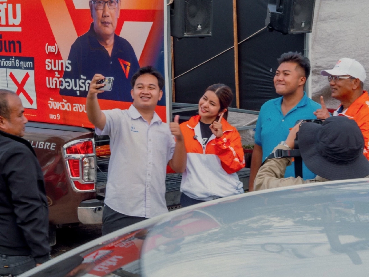 “ลิซ่า ภคมน” ลงพื้นที่หาดใหญ่ ชวนคนสงขลากา “พรรคประชาชน”