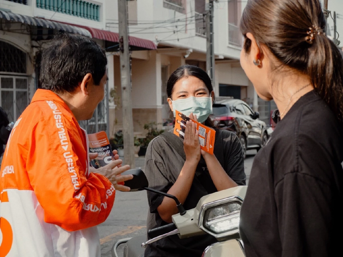“ลิซ่า ภคมน” ลงพื้นที่หาดใหญ่ ชวนคนสงขลากา “พรรคประชาชน”
