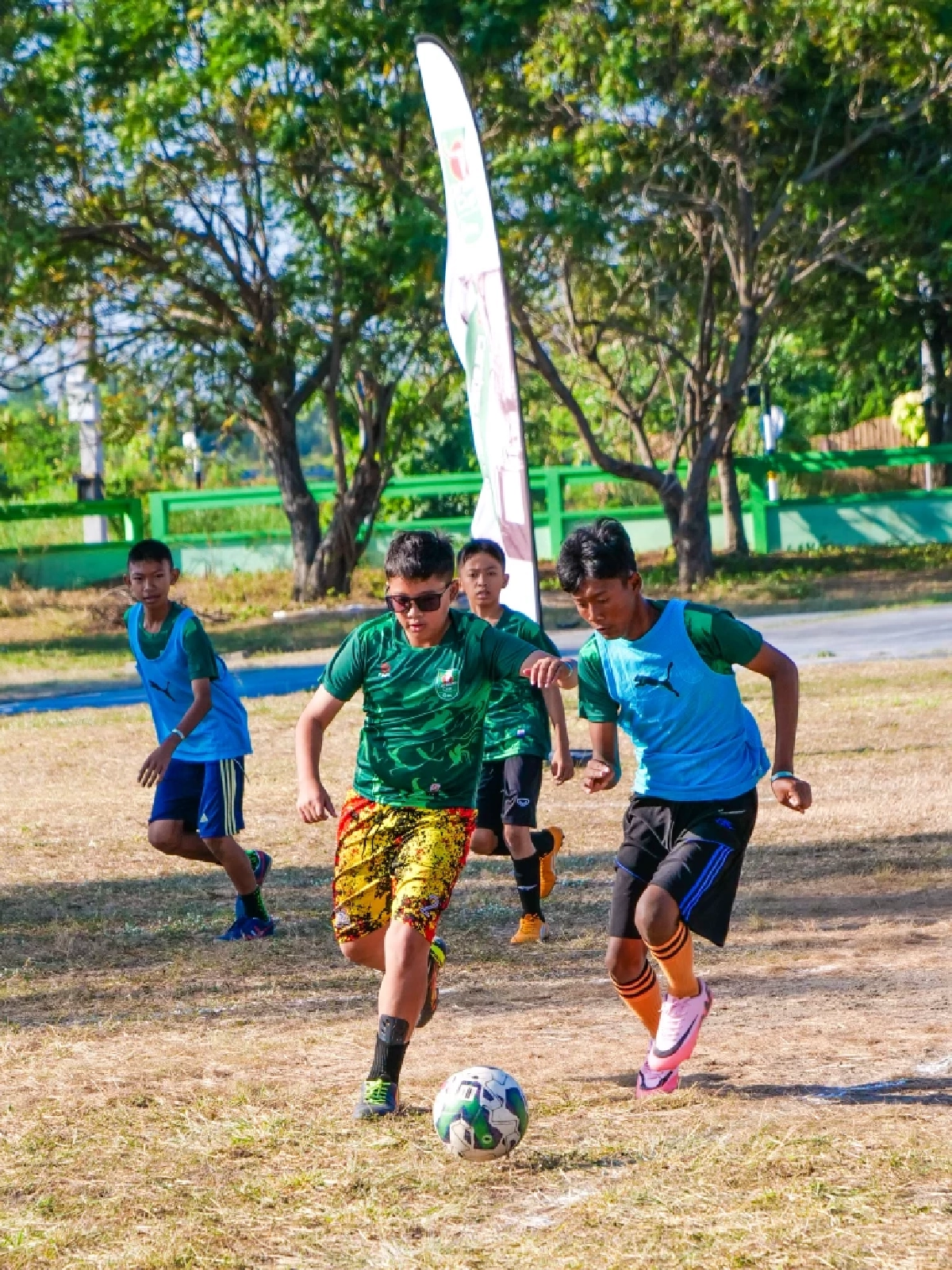 คาราบาวเดินหน้าโครงการ 'สนามแห่งโอกาส' ปั้นฟุตบอลเยาวชนบางปะกง