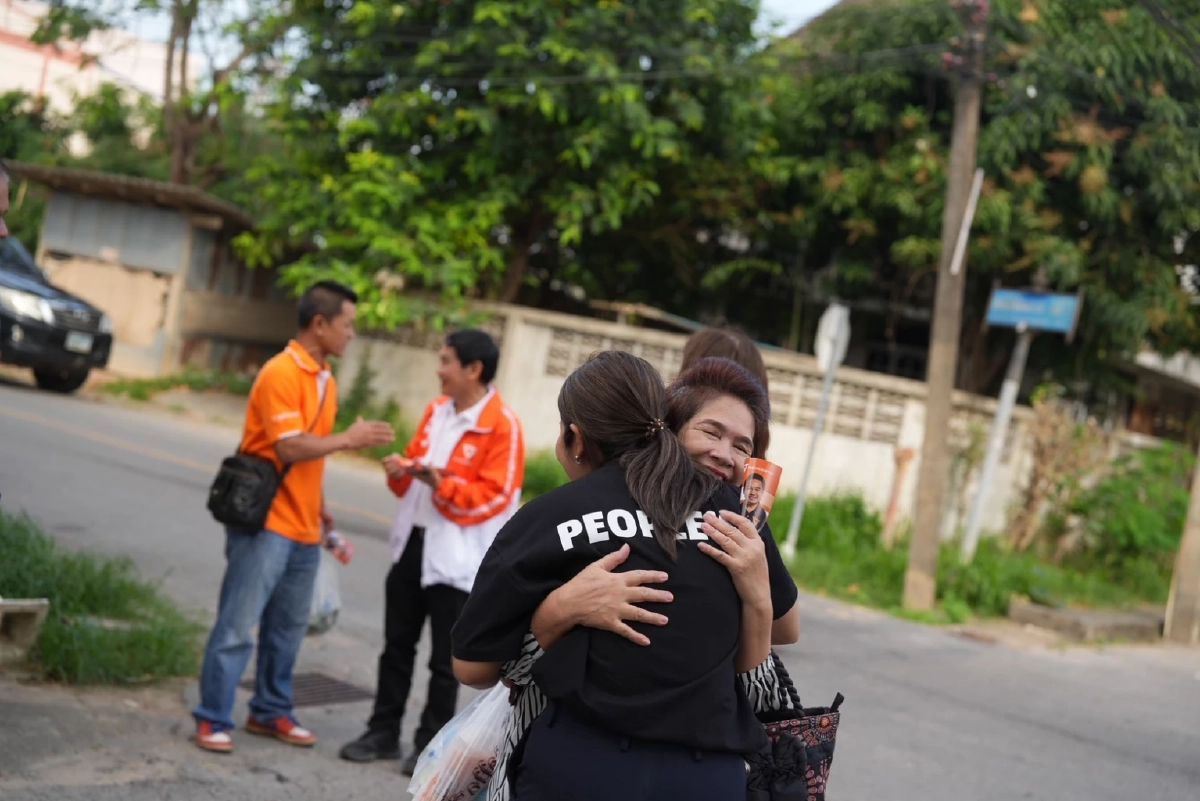 “ลิซ่า ภคมน” ลงพื้นที่หาดใหญ่ ชวนคนสงขลากา “พรรคประชาชน”