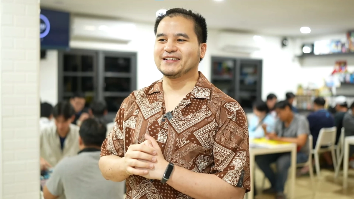 คุณแอมป์ เจ้าของร้านการ์ด Nx Gallery และนายกสมาคมการ์ดเกมไทย