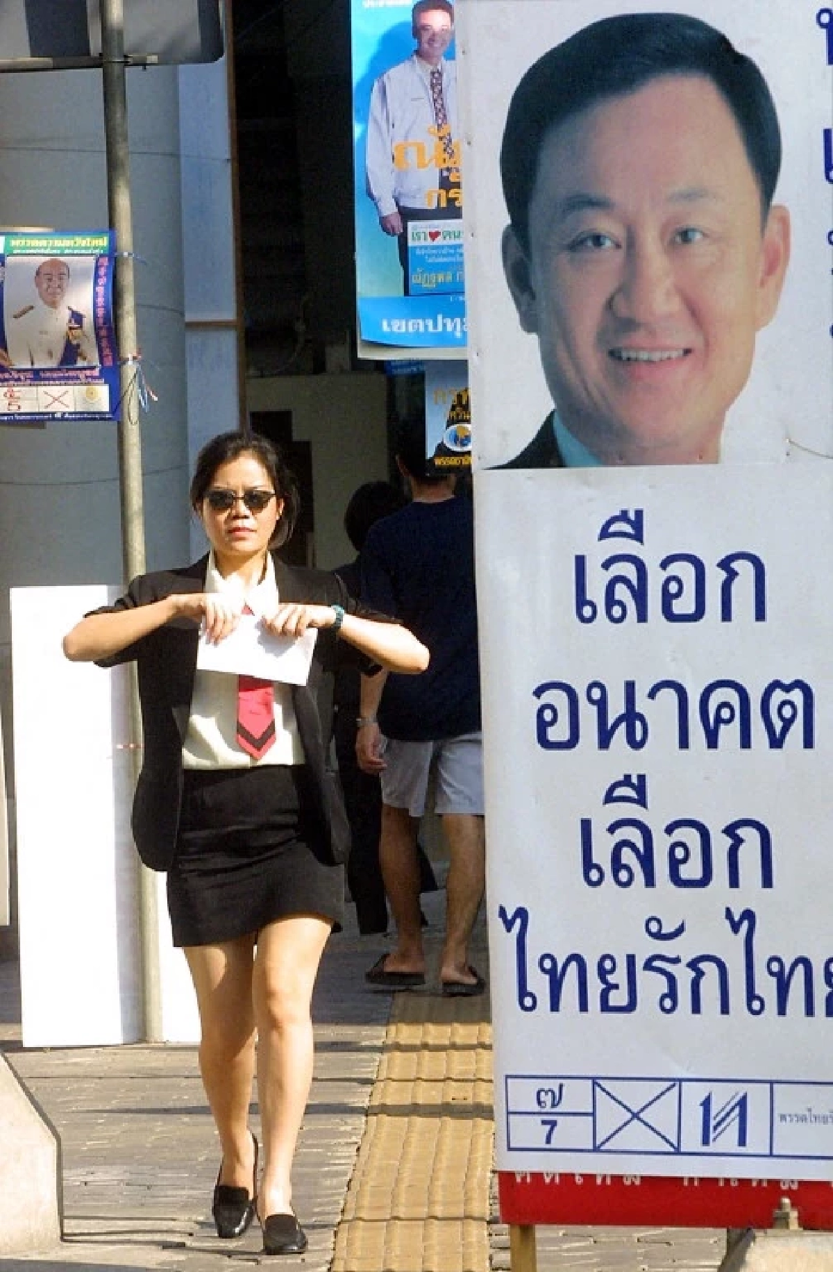 ย้อนรอยเลือกตั้ง 6 มกราคม 2544: วันที่ พรรค 'ไทยรักไทย'  ของ พ.ต.ท.ทักษิณ ชินวัตร (ยศในขณะนั้น) ชนะเลือกตั้งครั้งแรก ปฏิรูปโฉมหน้าการเมืองไทยไปตลอดกาล Credit ภา่พ AFP