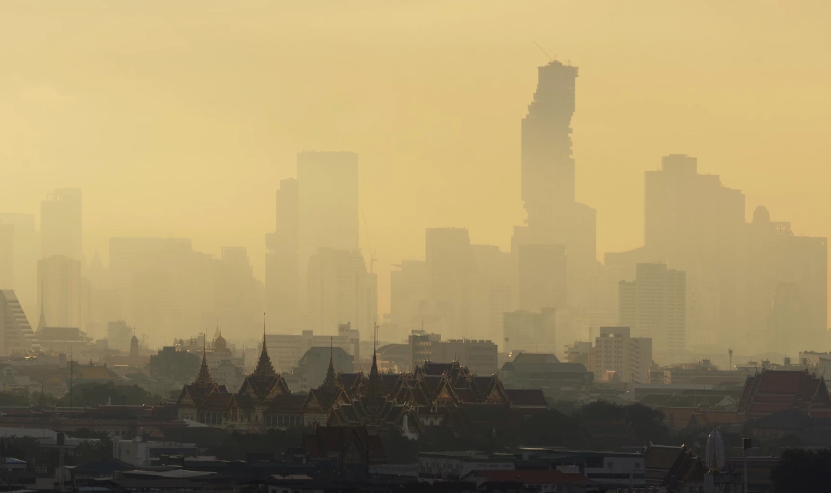 เจาะลึกความเสียหายทางเศรษฐกิจ ทำไมวิกฤตฝุ่น PM2.5 ทำคนไทยจนลง?