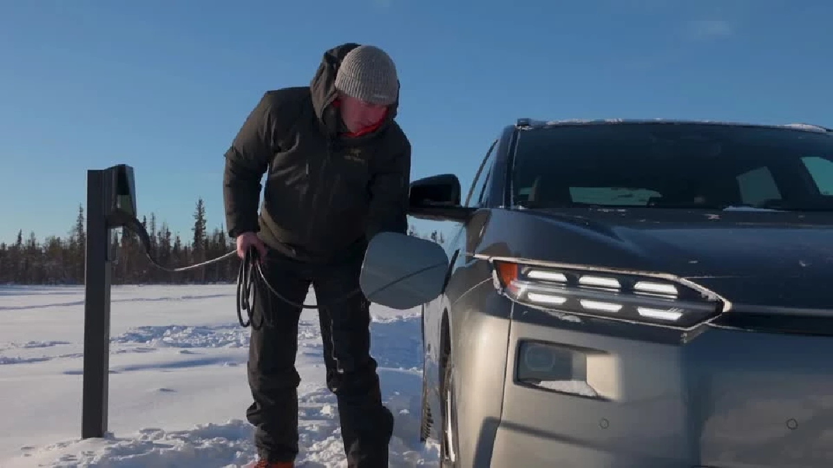 แคนาดาทดสอบโซลาร์เซลล์ หวังใช้ชาร์จ EV ลดค่าไฟ - เลิกพึ่งพาน้ำมัน