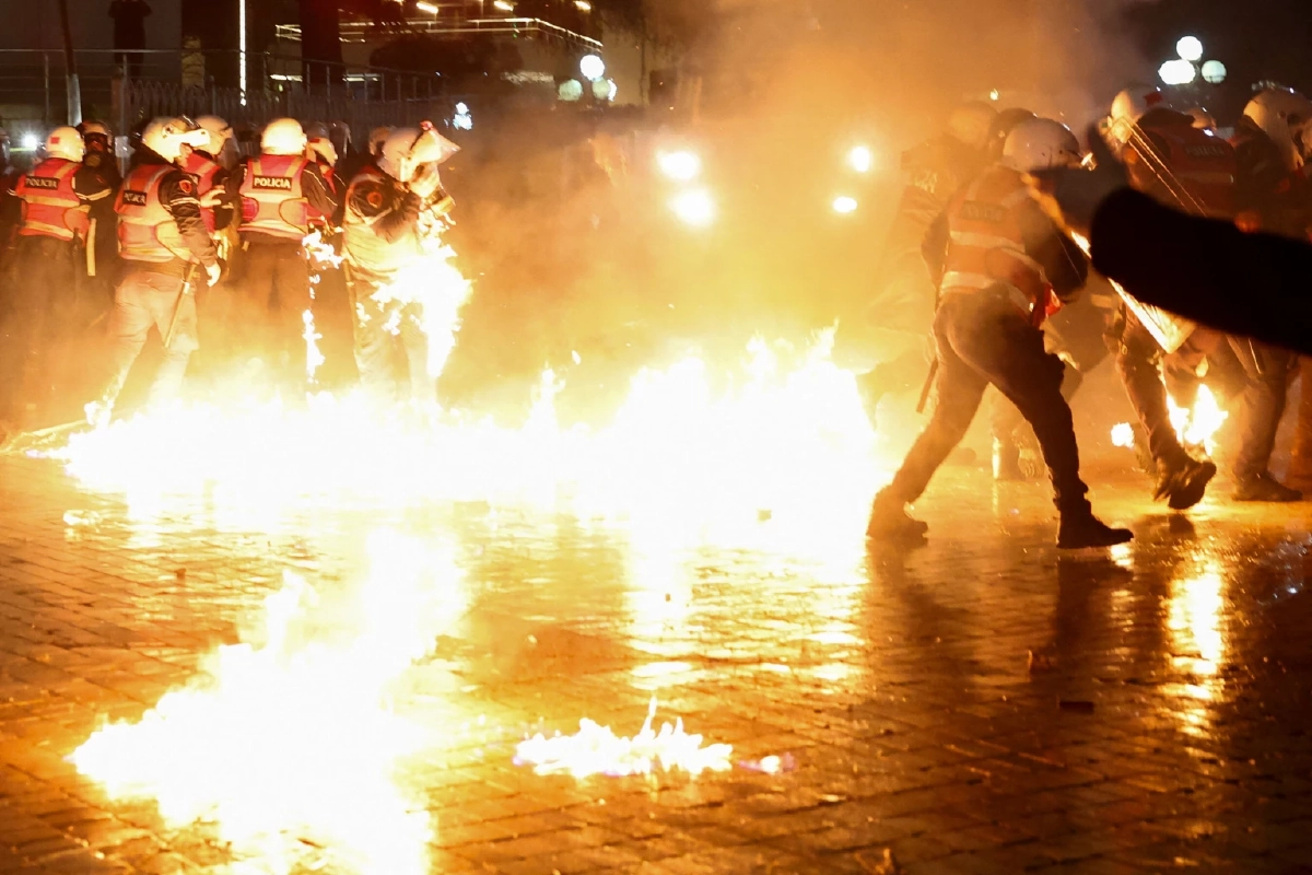 การประท้วงต่อต้านรัฐบาลในแอลเบเนียบานปลายกลายเป็นความรุนแรง