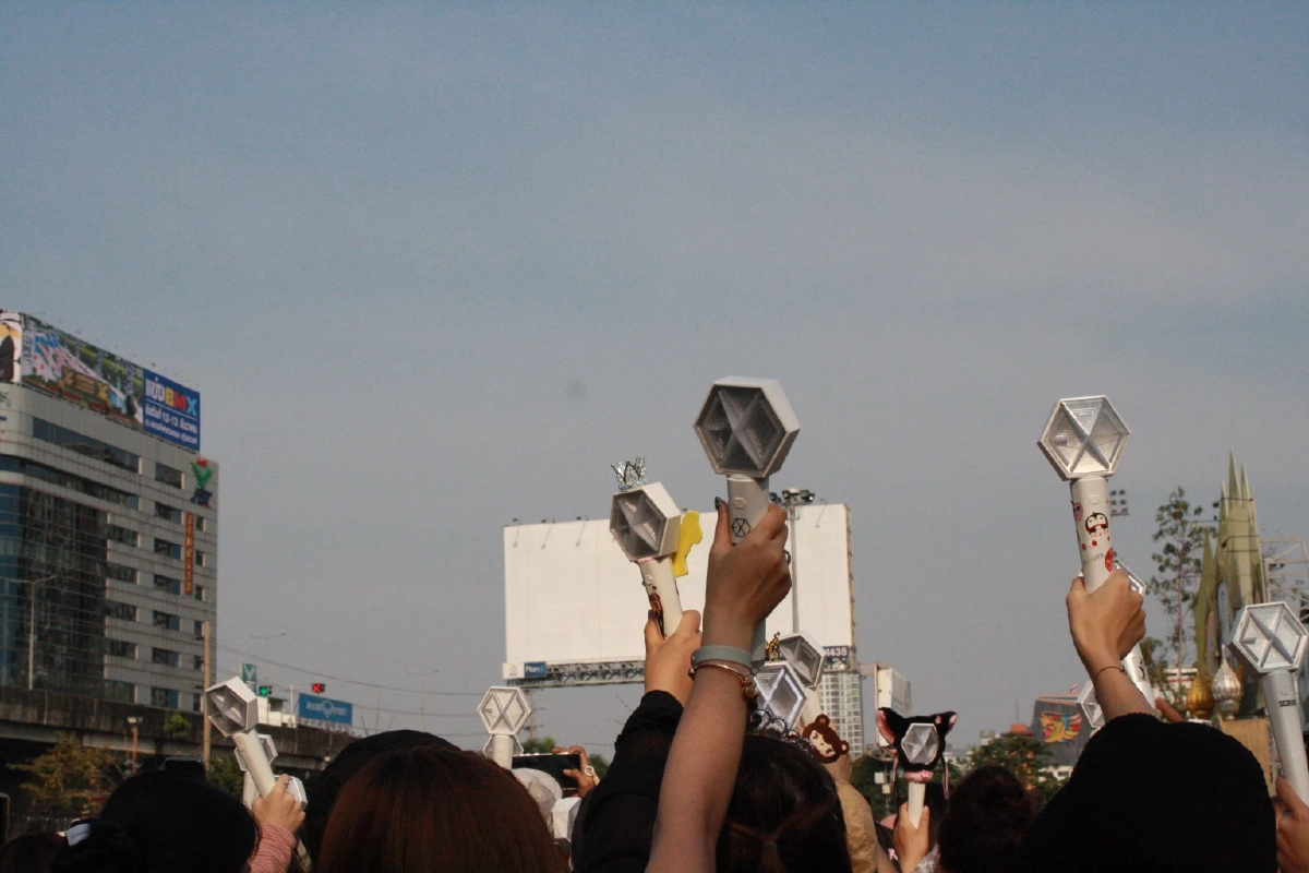 13 ปีที่วัยเยาว์ของเรามีชื่อว่า 'EXO' คุยกับทีมโปรเจกต์ไทย ถึงความทุ่มเทแรงใจให้กับศิลปิน