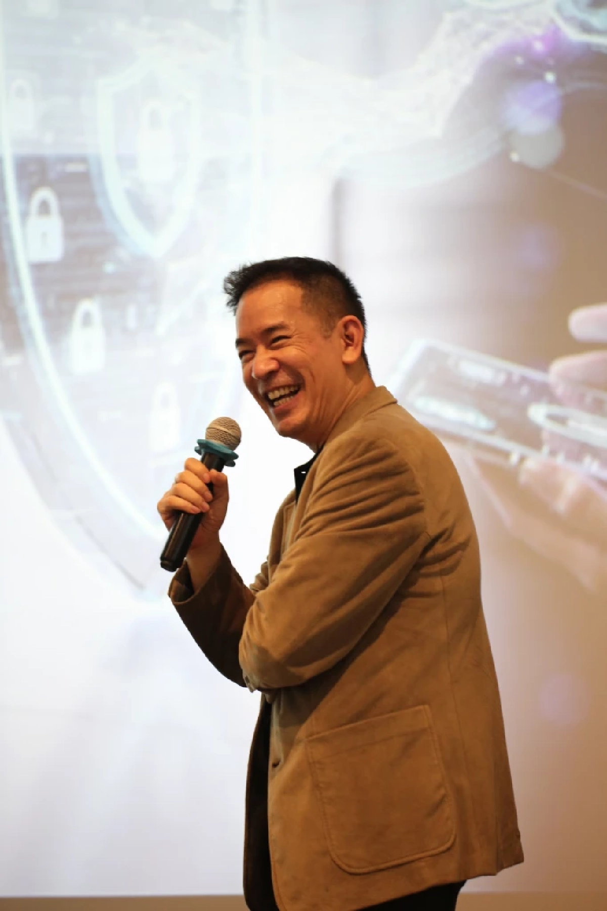 คุณมนตรี สถาพรกุล หัวหน้าฝ่ายคุ้มครองข้อมูลส่วนบุคคล บริษัท ทรู คอร์ปอเรชั่น จำกัด (มหาชน)