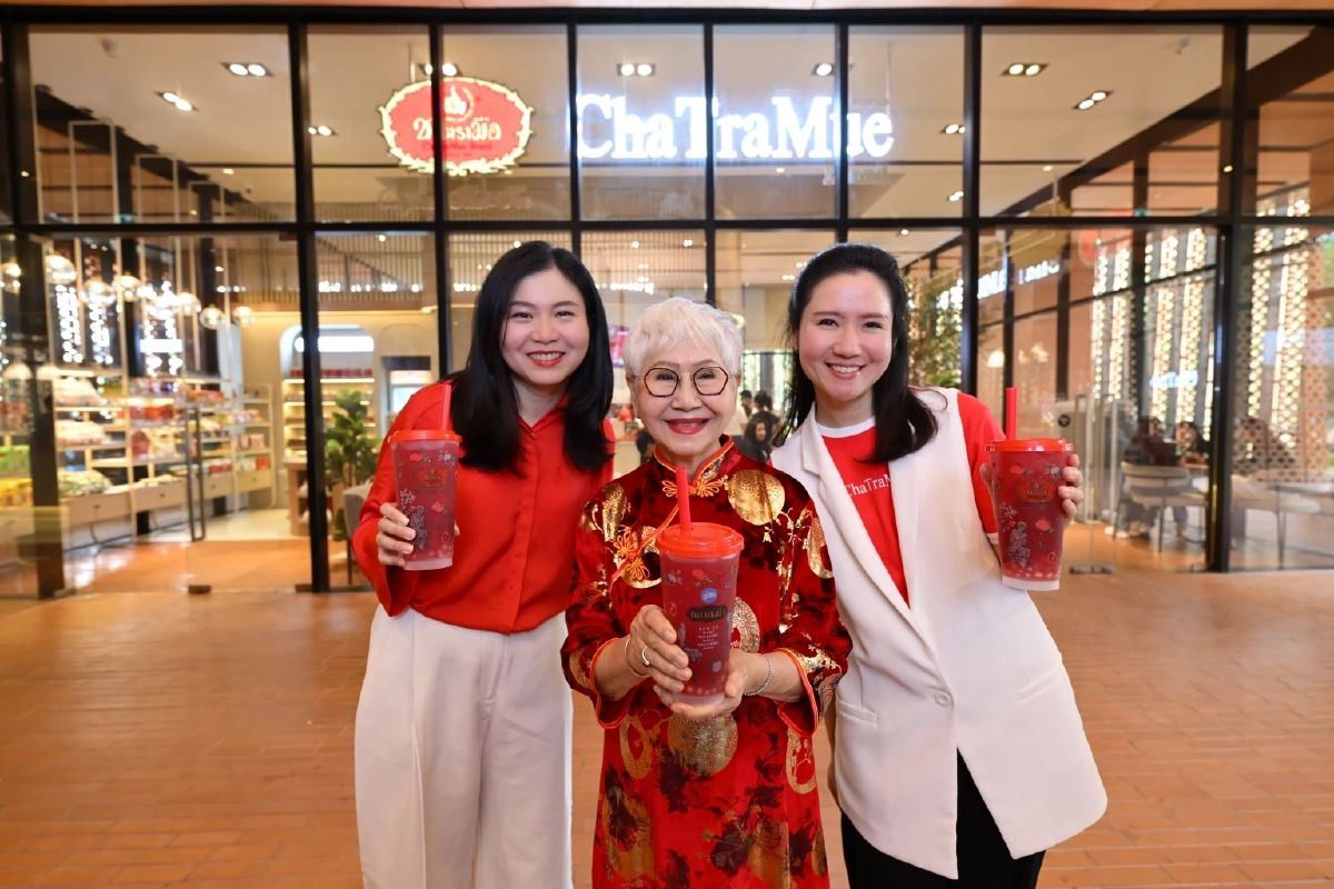 ‘ชาทับทิมสมหวัง’ เฮงรับตรุษจีน หลานม่า x ชาตรามือ เขย่าตลาดชา 2 หมื่นล้าน