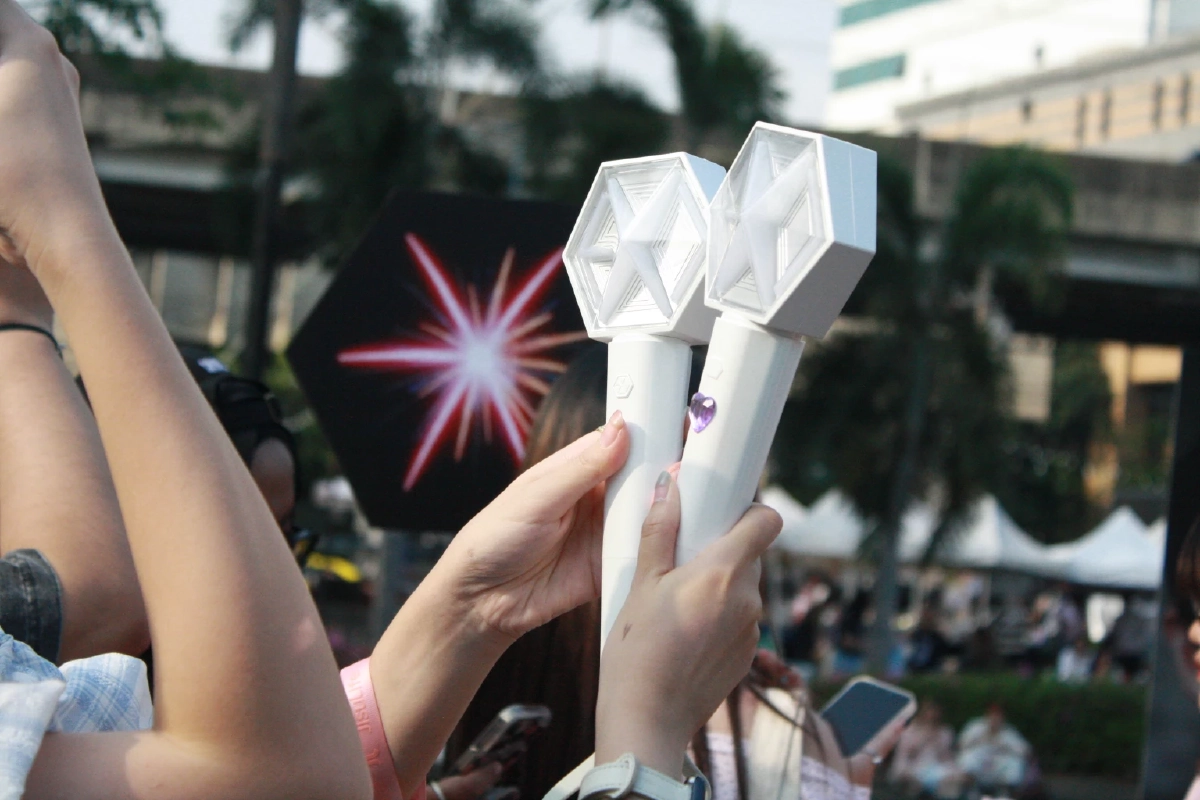 13 ปีที่วัยเยาว์ของเรามีชื่อว่า 'EXO' คุยกับทีมโปรเจกต์ไทย ถึงความทุ่มเทแรงใจให้กับศิลปิน