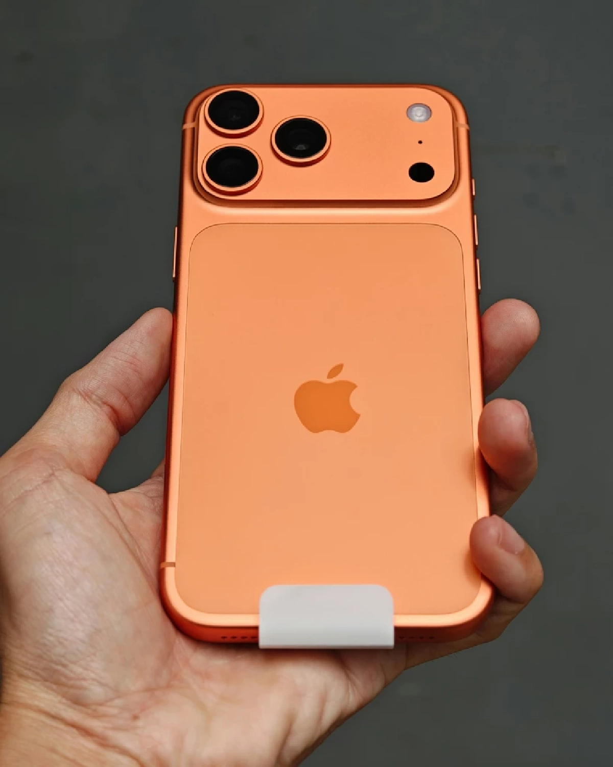 Apple กวาดรายได้ถล่ม จีนฮิตใช้ iPhone 17 Pro สีส้ม Cosmic Orange