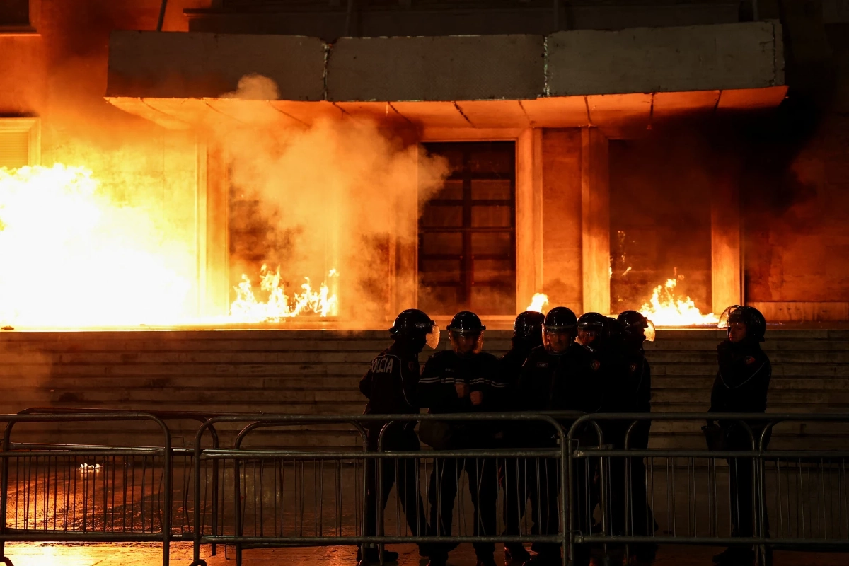 การประท้วงต่อต้านรัฐบาลในแอลเบเนียบานปลายกลายเป็นความรุนแรง