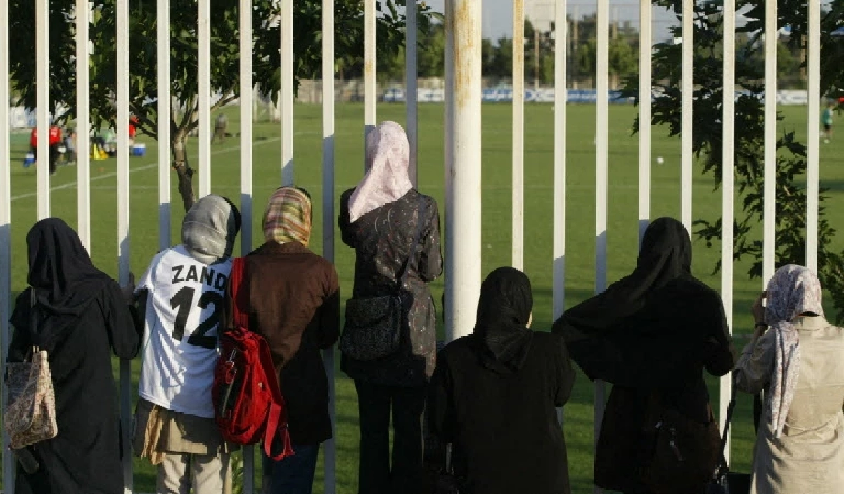 จากหนัง Offside ถึงเคส  Blue Girl เสรีภาพผู้หญิงอิหร่าน ชมเกมฟุตบอลในสนาม ที่ต้องแลกมาด้วยชีวิต Credit ภาพ AFP 