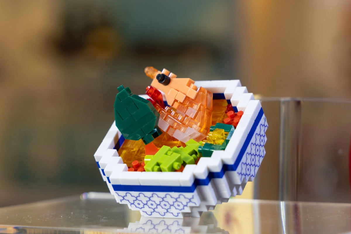 ทำไม 'ของเล่นชิ้นจิ๋ว' ถึงเยียวยา! nanoblock store แห่งแรกในไทย พร้อมโมเดล ‘ต้มยำกุ้ง’