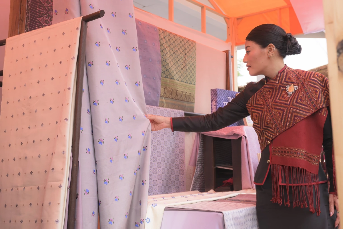 สมเด็จพระเจ้าลูกเธอ เจ้าฟ้าสิริวัณณวรี นารีรัตนราชกัญญา เสด็จไปทอดพระเนตรการจัดแสดงผลงานภูมิปัญญาผ้าไทย จ.กาฬสินธุ์