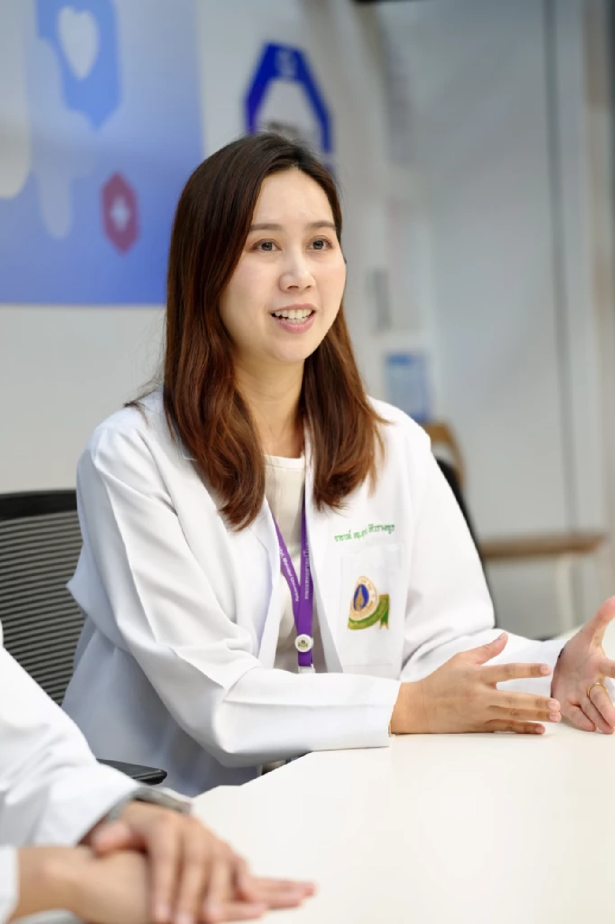 อ.พญ.ชญานิน นิติวรางกูร ผู้ช่วยคณบดีฝ่ายนวัตกรรม และคู่ความร่วมมือ และอาจารย์แพทย์หน่วยรังสีวินิจฉัยโรคทรวงอก คณะแพทยศาสตร์โรงพยาบาลรามาธิบดี ม. มหิดล ผู้วิจัยหลักโครงการ RAMAAI