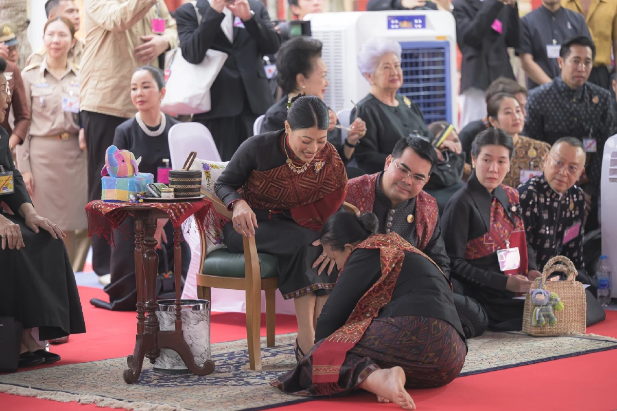 สมเด็จพระเจ้าลูกเธอ เจ้าฟ้าสิริวัณณวรี นารีรัตนราชกัญญา เสด็จไปทอดพระเนตรการจัดแสดงผลงานภูมิปัญญาผ้าไทย จ.กาฬสินธุ์