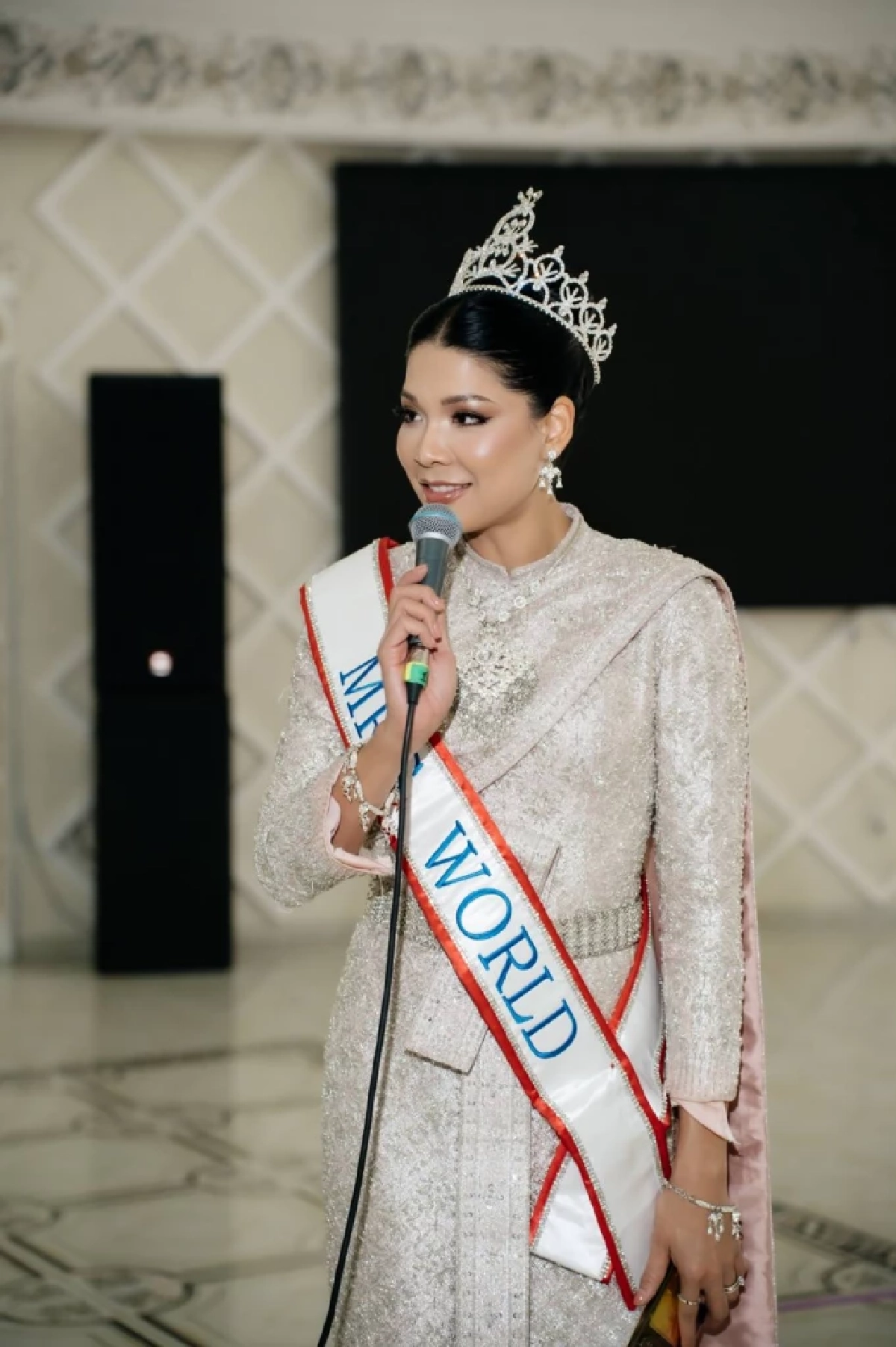 ‘แซมมี่ ชนิตา’ Mrs. World 2025 เริ่มปฏิบัติภารกิจโลก พร้อมส่งต่อพลังผู้หญิงและคุณค่าครอบครัว