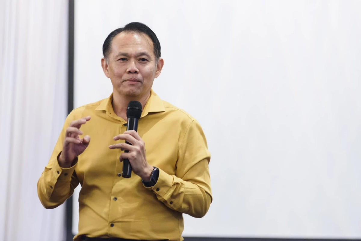 ศ.วิทวัส รุ่งเรืองผล อาจารย์ประจำภาควิชาการตลาด คณะพาณิชยศาสตร์และการบัญชี มหาวิทยาลัยธรรมศาสตร์ (มธ.)