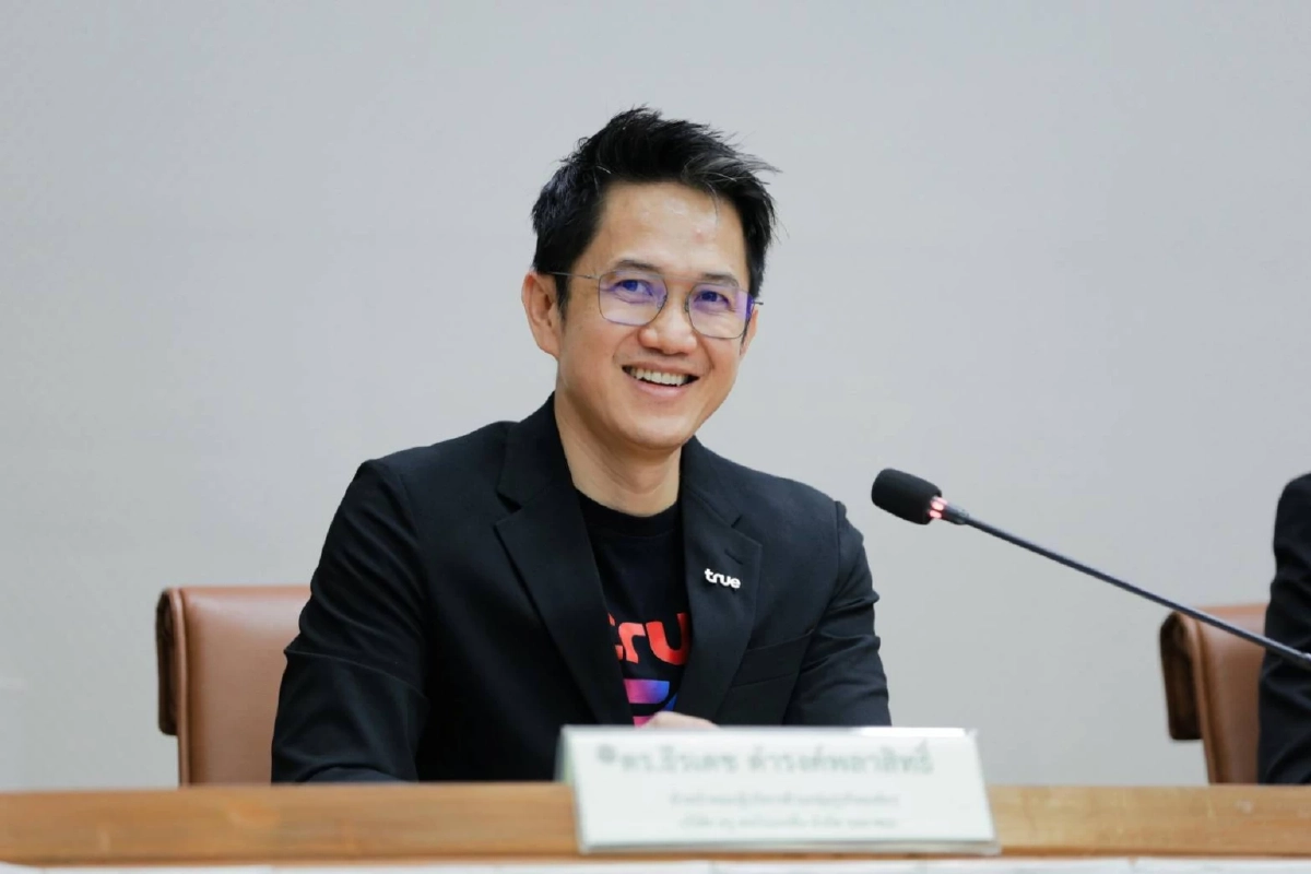 ดร.ธีรเดช ดำรงค์พลาสิทธิ์ หัวหน้าคณะผู้บริหารด้านกลุ่มธุรกิจองค์กร บมจ. ทรู คอร์ปอเรชั่น 