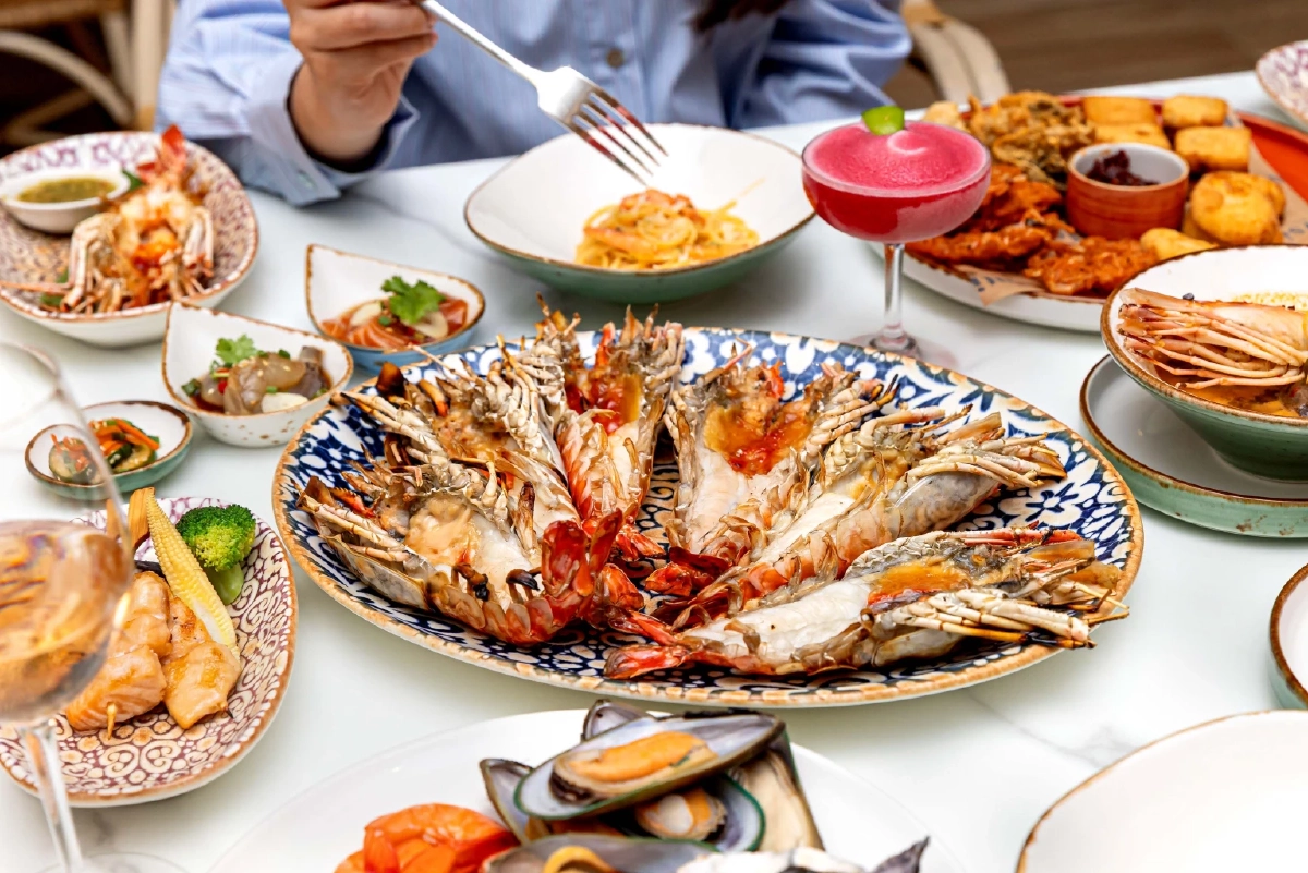 หนีมาฮีลใจกับ 'บุฟเฟต์แซลมอนพรีเมียม' ชั้น 24 ใน Vibe ที่ทำให้ตกหลุมรักเมือง