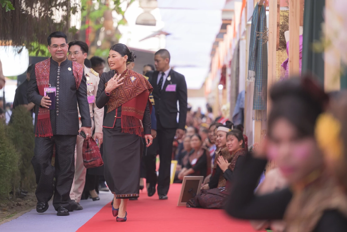 สมเด็จพระเจ้าลูกเธอ เจ้าฟ้าสิริวัณณวรี นารีรัตนราชกัญญา เสด็จไปทอดพระเนตรการจัดแสดงผลงานภูมิปัญญาผ้าไทย จ.กาฬสินธุ์