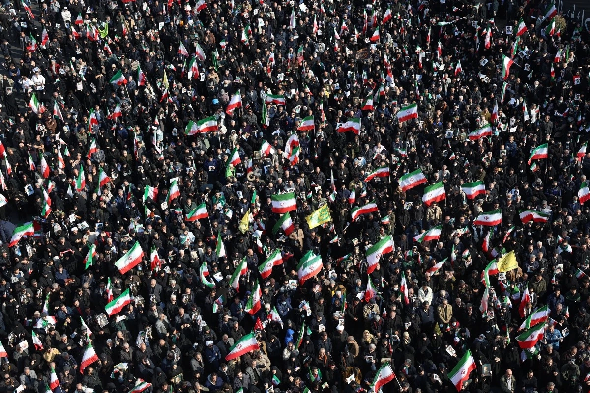 ไม่มีที่ให้หนีนอกจากโซเชียล เสียงสะท้อนจากวัยรุ่นอิหร่าน