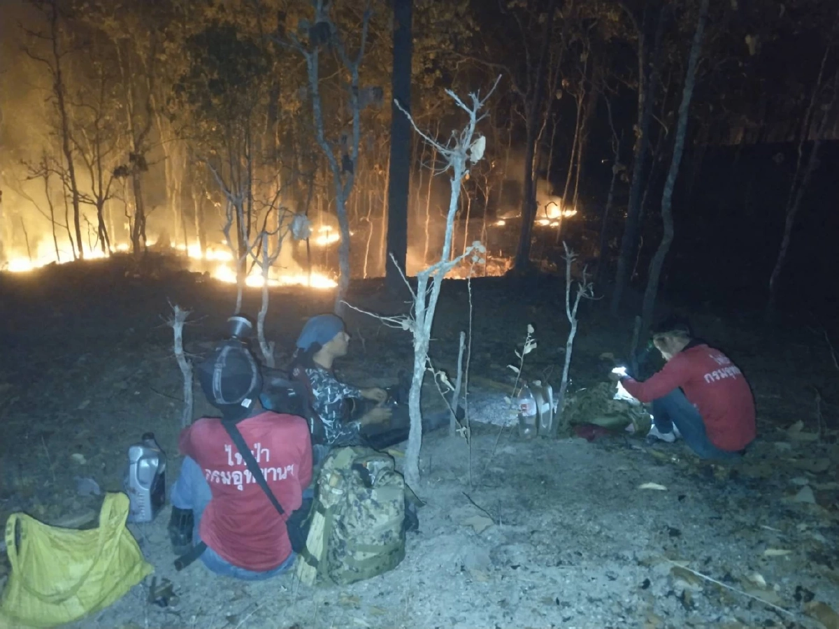 ฝุ่นยังคลุมเหนือ ไฟป่ายังปะทุ ทำความรู้จัก 'เผาควบคุม' เครื่องมือที่รัฐใช้สกัดไฟใหญ่