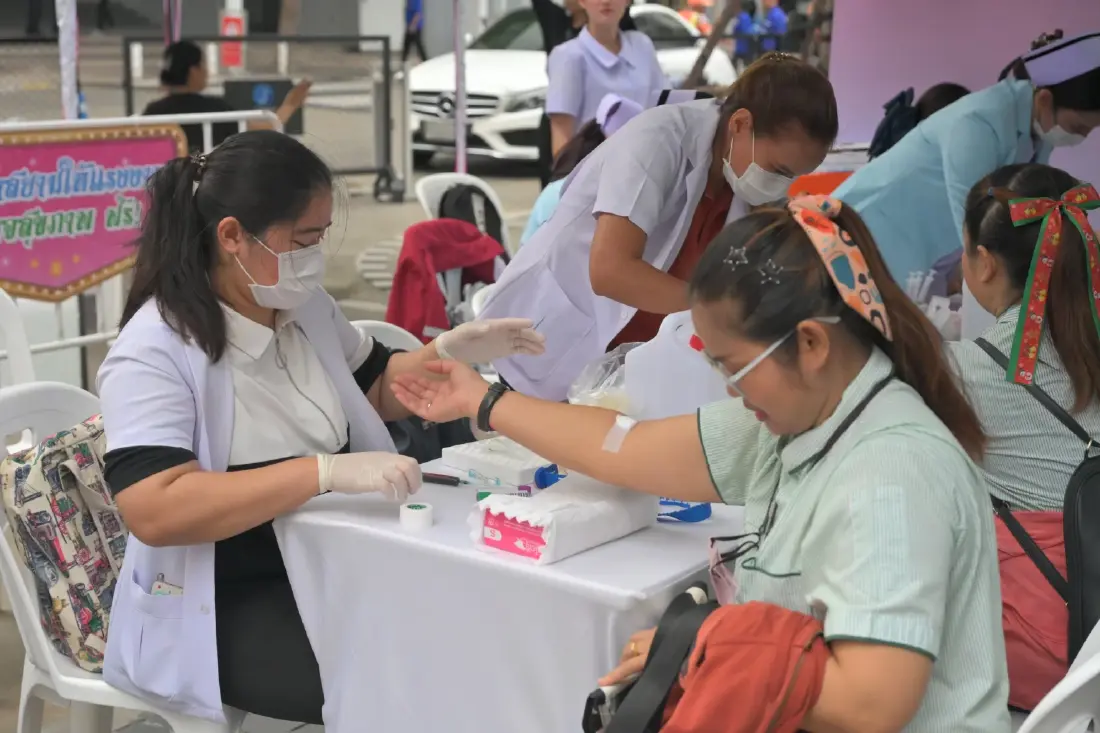 จุฬาฯ ยกระดับคุณภาพชีวิตแรงงาน จัดตรวจสุขภาพ และให้บริการด้านต่าง ๆ ฟรี! กลางสยามสแควร์