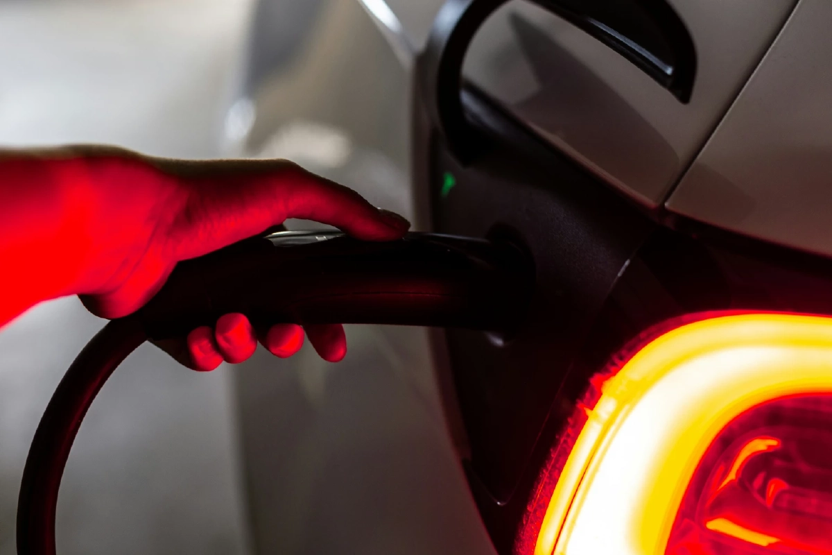 3 ข้อควรรู้ ก่อนซื้อ 'รถ EV' คนไทยเสี่ยงหนี้พุ่ง หาที่ชาร์จวุ่น