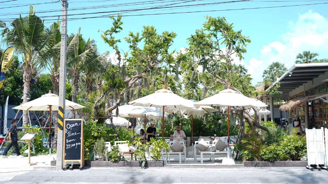 FOLKS ON THE BEACH หาดดงตาล พัทยา