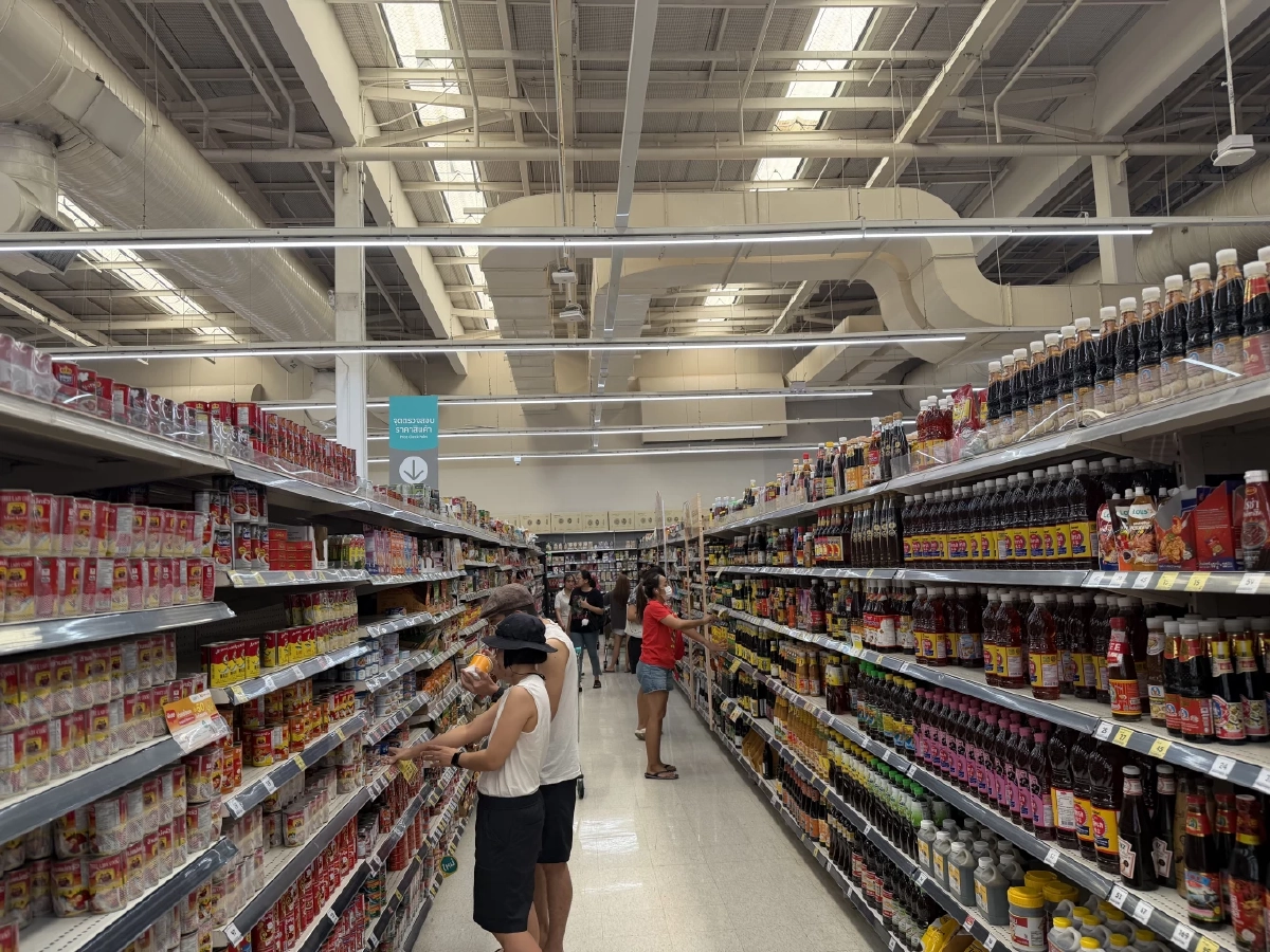 ‘ข้าวของราคาพุ่ง’ น้ำมันแพง แต่..เงินเดือนยังค้างที่เดิม วิกฤต ‘ค่าครองชีพ’ คนไทยปี 2569