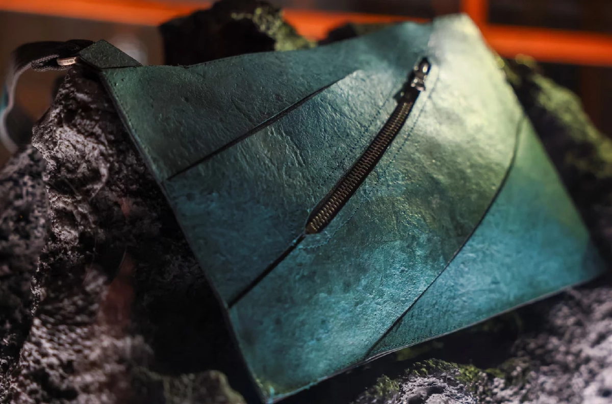 เปิดตัวกระเป๋าหนังจากคอลลาเจนฟอสซิล "ทีเร็กซ์" ไร้พลาสติก เตรียมประมูลกว่า 16.3 ล้านบาท ท่ามกลางข้อสงสัยว่านี่คือหนังไดโนเสาร์แท้หรือไม่ ? Credit ภาพ REUTERS