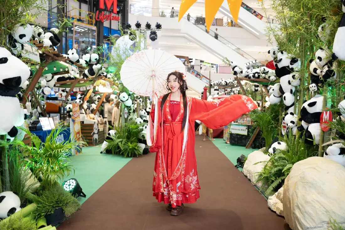 มนต์เสน่ห์แห่งชา ของหวาน ประติมากรรมแพนด้ายักษ์สูงกว่า 6 เมตร เดอะมอลล์ไลฟ์สโตร์