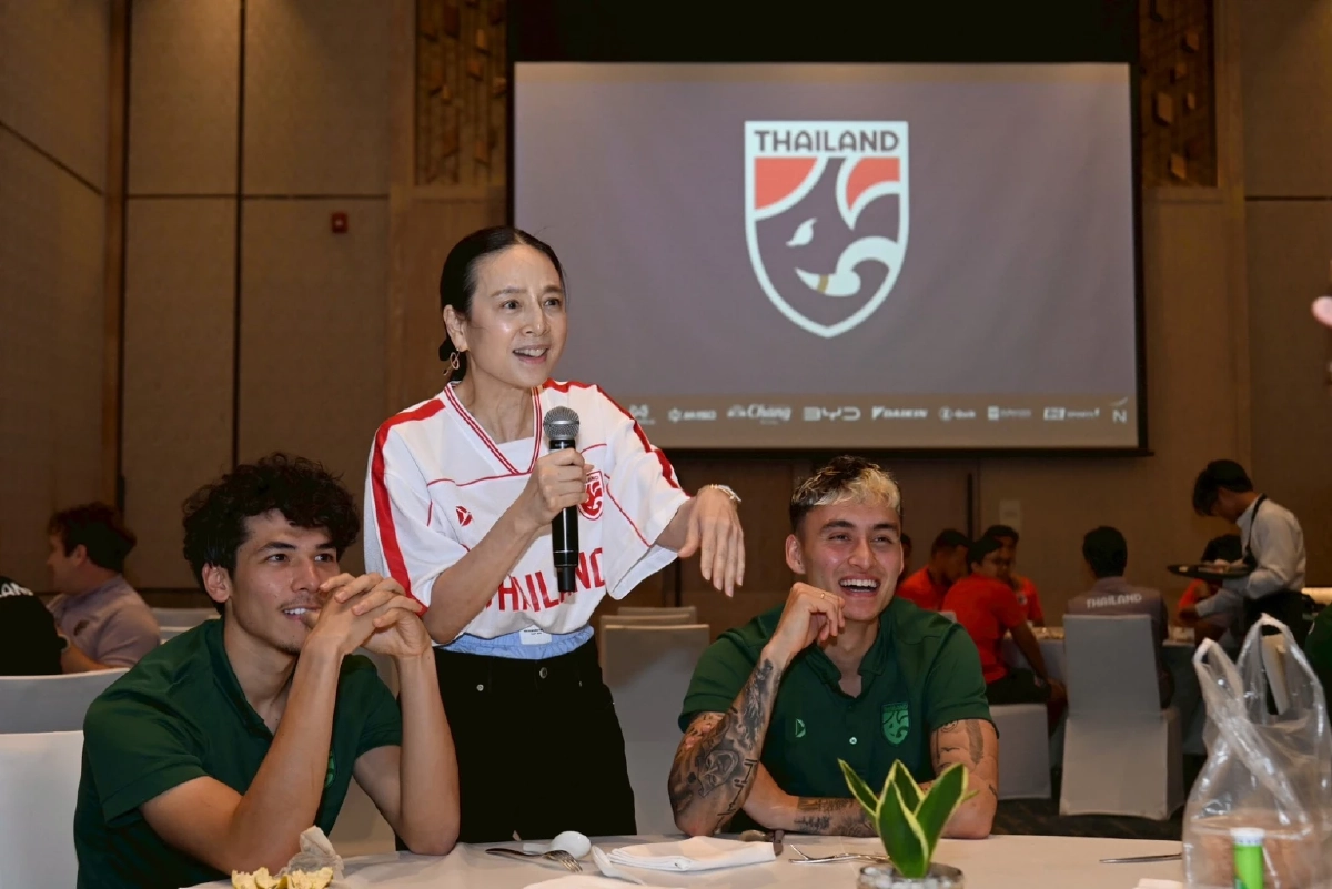 มาดามแป้ง เยี่ยมแคมป์ช้างศีก อัดฉีด 3 ล้าน ช้างศึกไปเอเชียน คัพ 2027