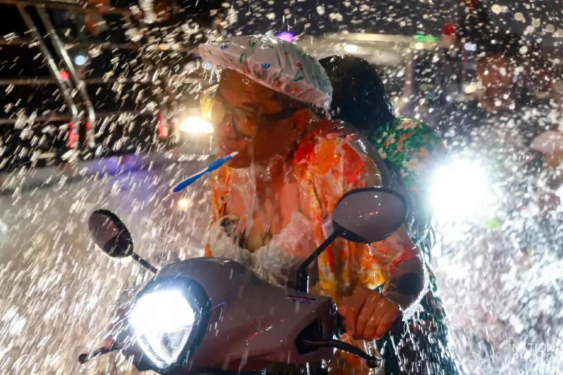 ทำไมคนไม่อยากเปียกน้ำ ไม่อยากออกจากบ้าน  ถึงยอมเล่นน้ำสงกรานต์ ?  อะไรที่ทำให้เรายอมโอนอ่อนตามเทศกาล   ทั้งที่ลึกๆไม่ชอบ แต่ก็สุดจะต้านทาน Credit ภาพ NATION PHOTO