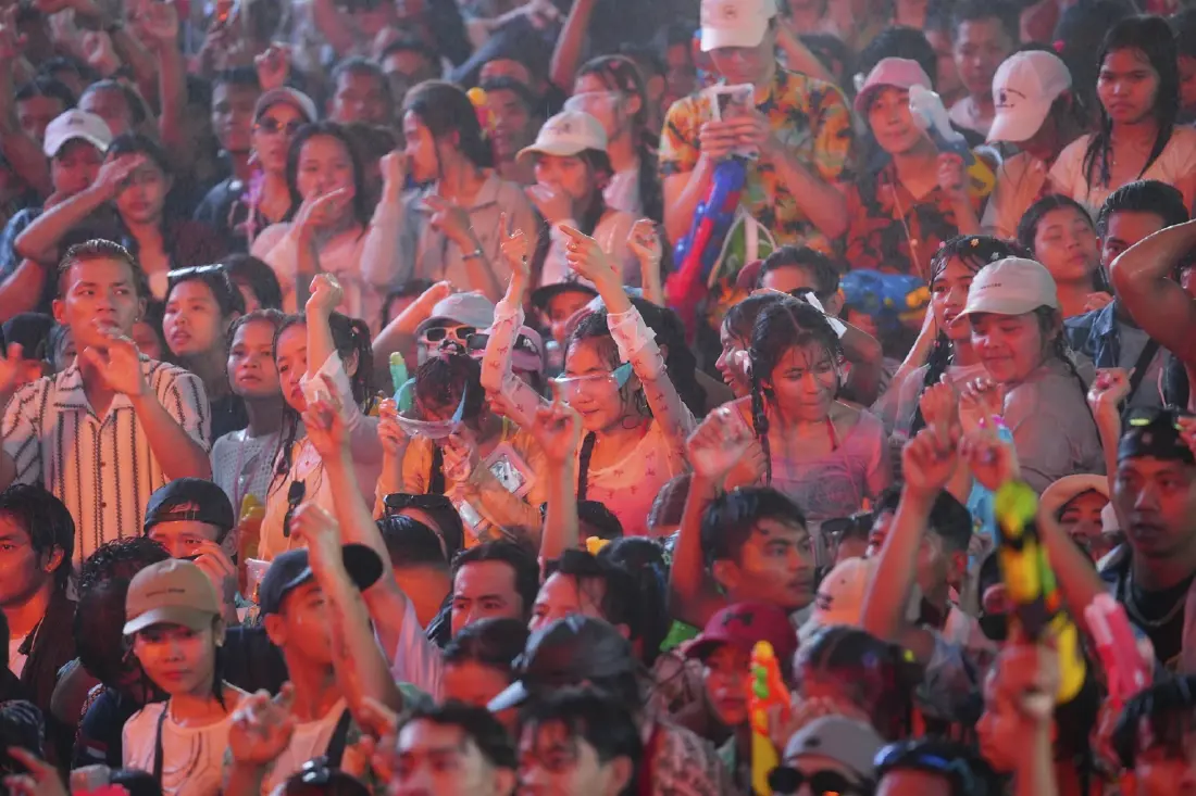 สงกรานต์ 2569 คึกคัก นักท่องเที่ยวท่วมท้น คาดสร้างรายได้กว่า 3 หมื่นล้าน