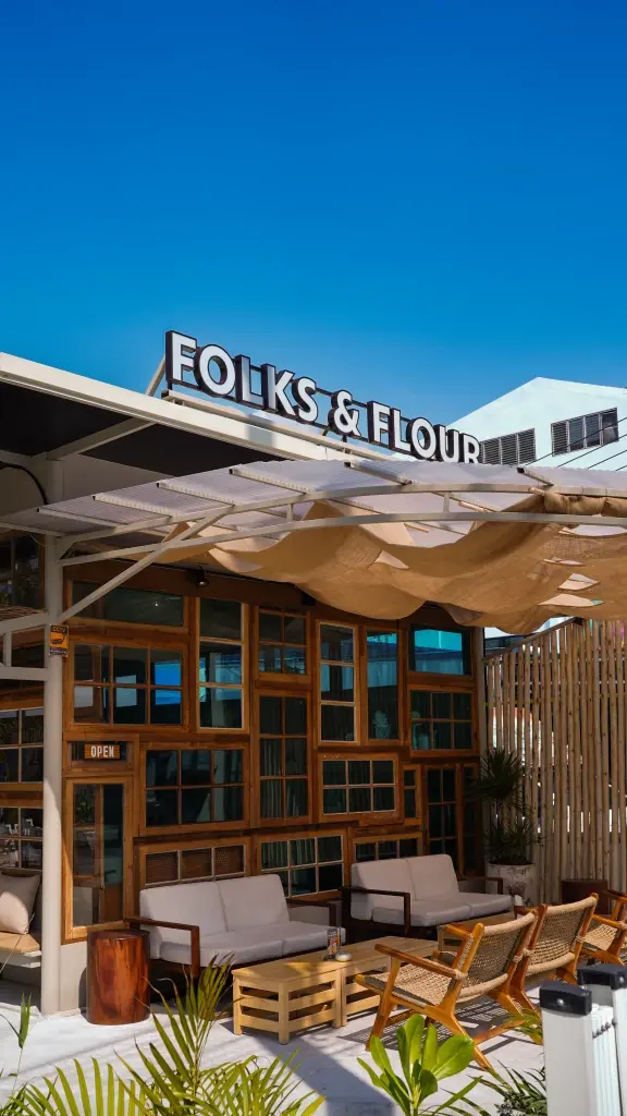 FOLKS ON THE BEACH หาดดงตาล พัทยา